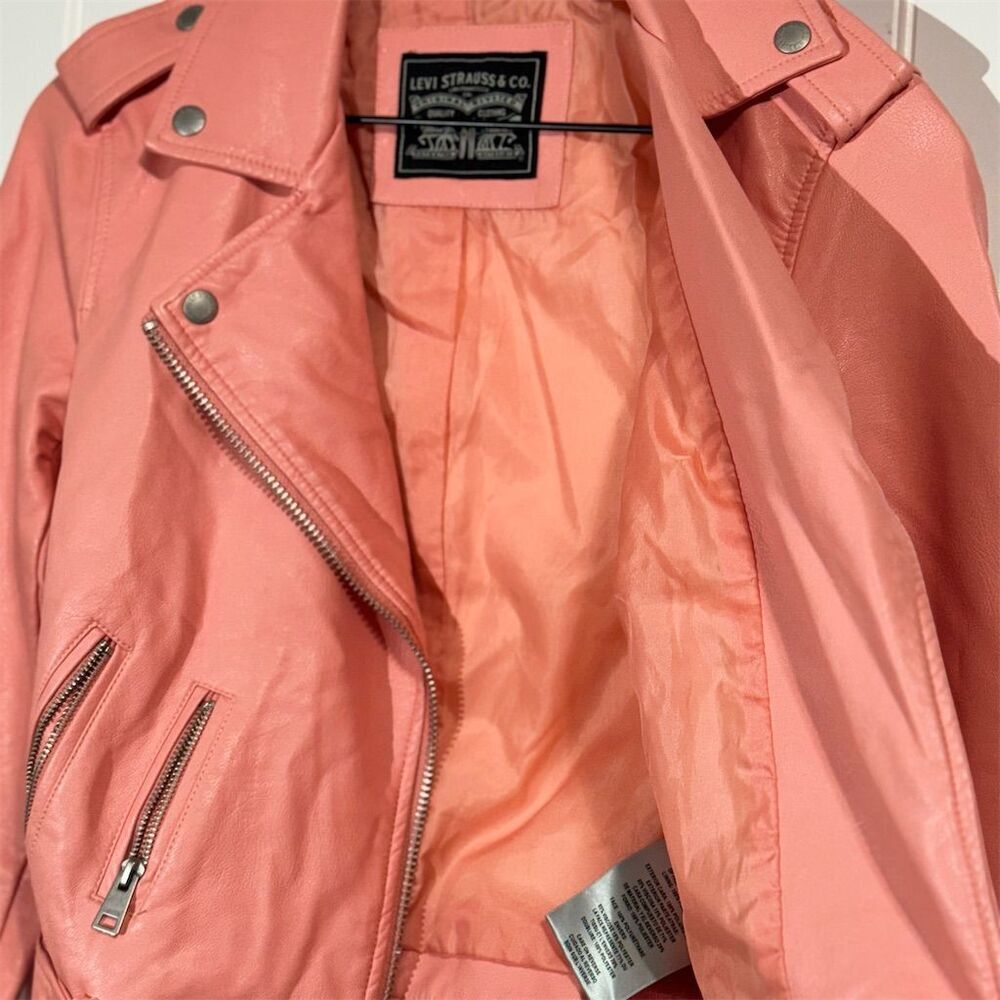 Levi’s Women’s XS Pink Faux Leather Moto Jacket Belted Biker‎ Coral Cropped - Picture 4 of 11